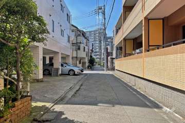 敷地南西側の前面道路（南東側から）