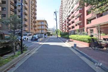 敷地北側の前面道路（東側から）