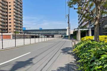 敷地北側の前面道路（西側から）