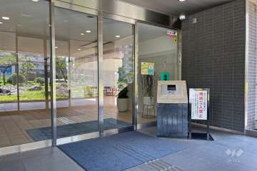 エントランスはオートロック付きです。