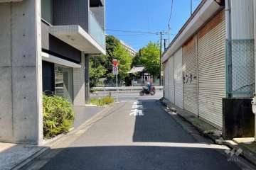 敷地西側の前面道路