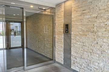 エントランスはオートロック付きです。