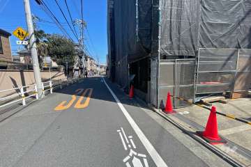 敷地北西側の前面道路（南西側から）