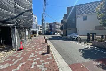 敷地南側の前面道路（西側から）
