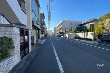 敷地北側の前面道路（東側から）