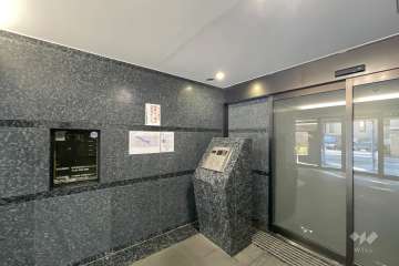 エントランスはオートロック付きです。