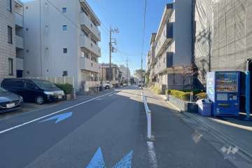 敷地南側の前面道路（東側から）