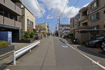 敷地南側の前面道路（西側から）