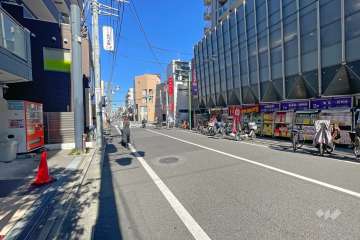 敷地東側の前面道路（南側から）