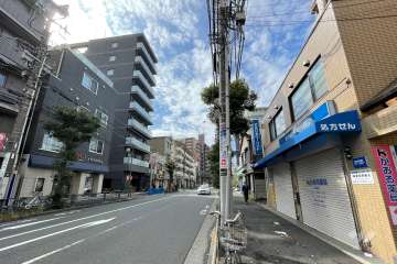 敷地の南側前面道路（東側から）