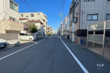 敷地北側の前面道路（西側から）