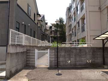 敷地東側には一戸建てが並んでいます。