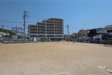 隣接公園