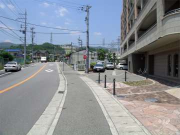 敷地西側の道路はバス道です。