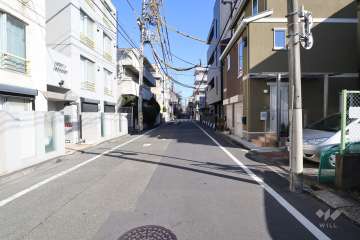 敷地の南側前面道路（西側から）