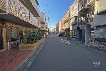 敷地北側の前面道路（東側から）