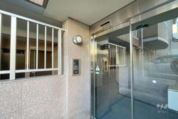 エントランスはオートロック付きです。　