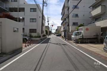 敷地北西側の前面道路(北東側から)