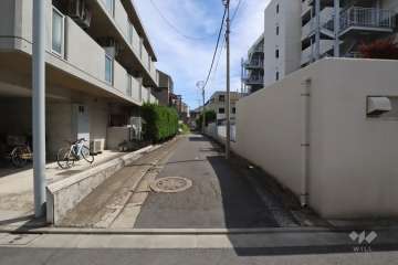 敷地北東側の前面道路(北西側から)