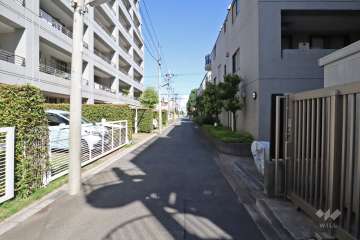 敷地北側の前面道路（西側から）