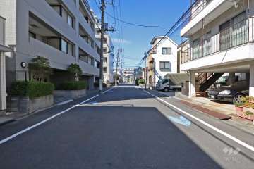 敷地東側の前面道路（南側から）