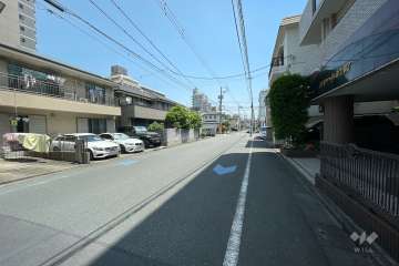 敷地南側の前面道路（東側から）