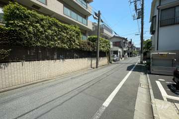 敷地北側の前面道路（東側から）