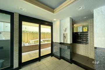 エントランスはオートロック付きです。