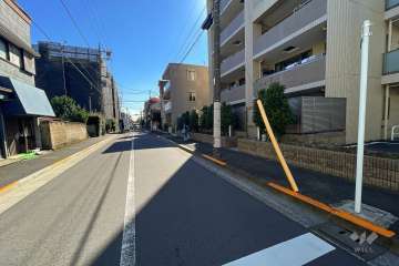 敷地東側の前面道路（北側から）