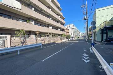 敷地南側の前面道路（西側から）