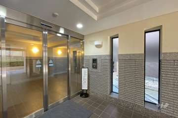 エントランスはオートロック付きです。