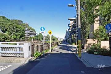 敷地北側の前面道路は呑川に面しています(西側から)。