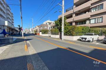 敷地西側の前面道路