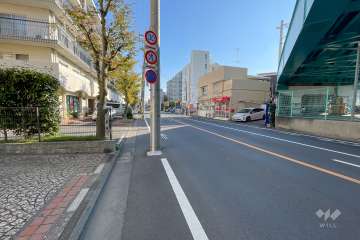 敷地西側の前面道路
