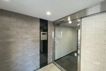 エントランスはオートロック付きです。