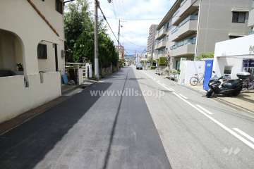 敷地南側の前面道路（東側から）
