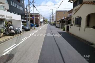 敷地南側の前面道路（西側から）