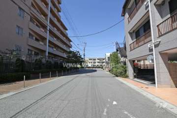 敷地東側の前面道路