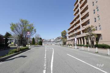 敷地西側の前面道路（駅前のロータリーに続く道）