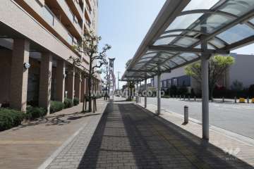 敷地西側はJR「中山寺」駅のロータリーに面しています。