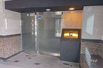 エントランスはオートロック付きです。