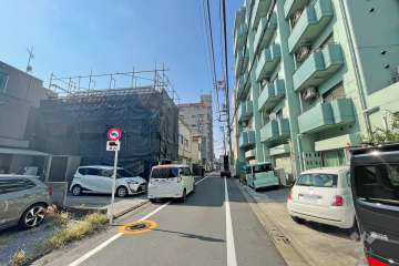 敷地南東側の前面道路（北東側から）