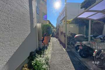 敷地北東側の前面道路（北西側から）