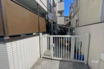 バイク置場出入口