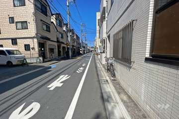 敷地南西側の前面道路（南東側から）