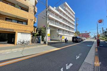 敷地南側の前面道路（西側から）