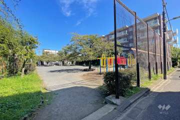 敷地北側に隣接する『さくら通り三丁目公園』