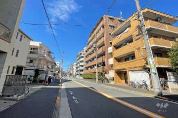 敷地南側の前面道路（東側から）
