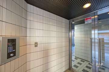 エントランスはオートロック付きです。