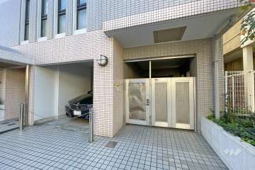 敷地内駐車場（屋内平面式）と駐輪場